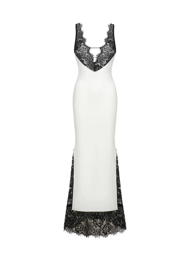 بيلا بارنيت فستان ماكسي دانتيل عميق بفتحة رقبة على شكل حرف  من